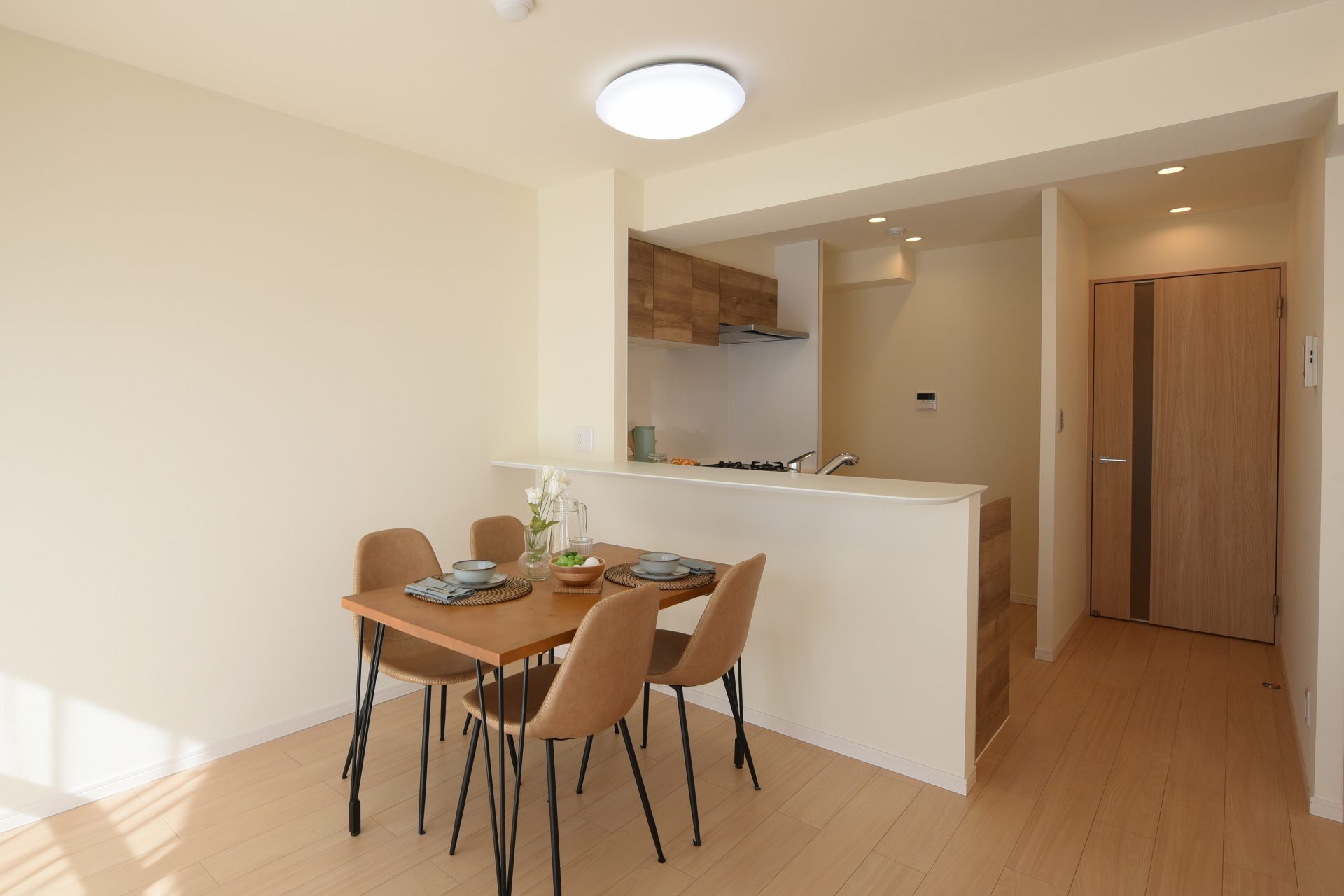 沖縄観光客数の推移と民泊市場の将来性を示すグラフ